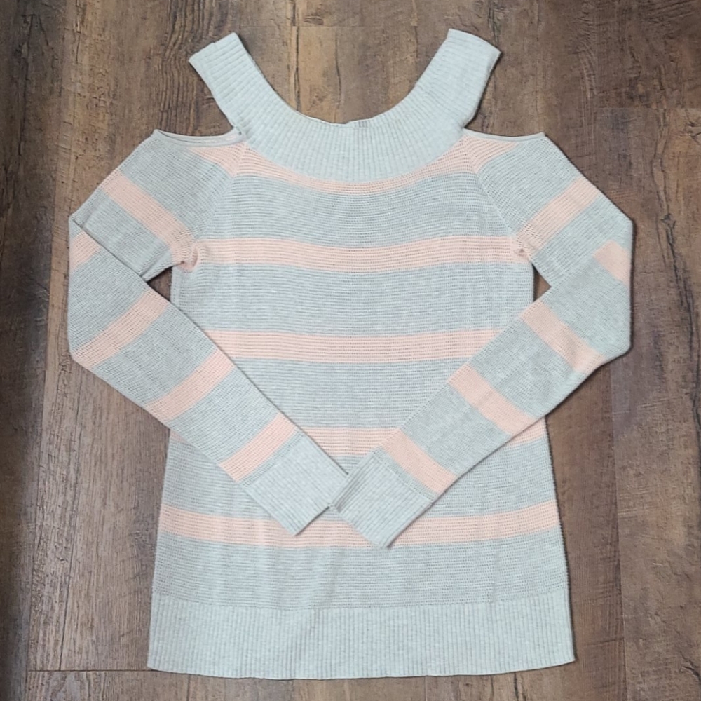 Cold-shoulder lightweight sweater